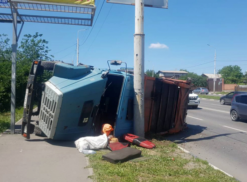 Не справился с управлением: мусоровоз перевернулся на Маяковского в Шахтах 