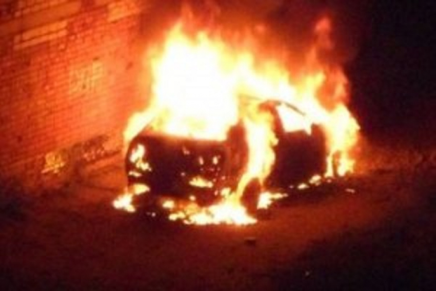 В Шахтах водителя такси пытались ослепить, а его машину сожгли