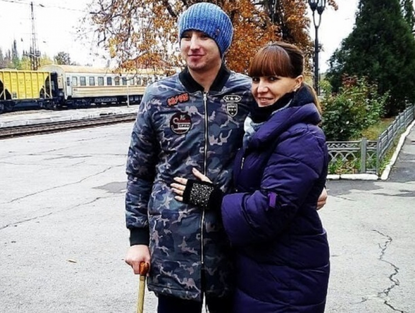 Помочь вернуть зрение 23-летнему брату Никите Белоглазову просит его сестра