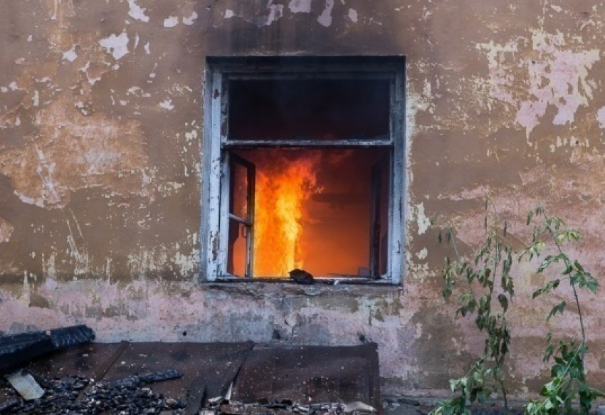 В Шахтах в переулке Нижегородском сгорел дом