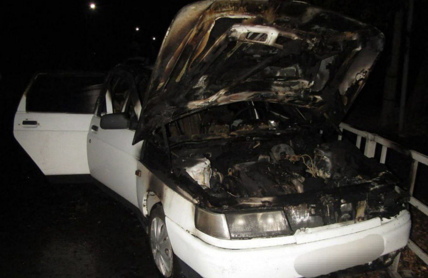 Двое подростков угнали автомобиль и спровоцировали его пожар в Шахтах