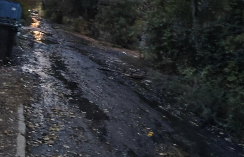 Проблемы с канализацией и состояние дорог на улице Мешкова в Шахтах требуют решения