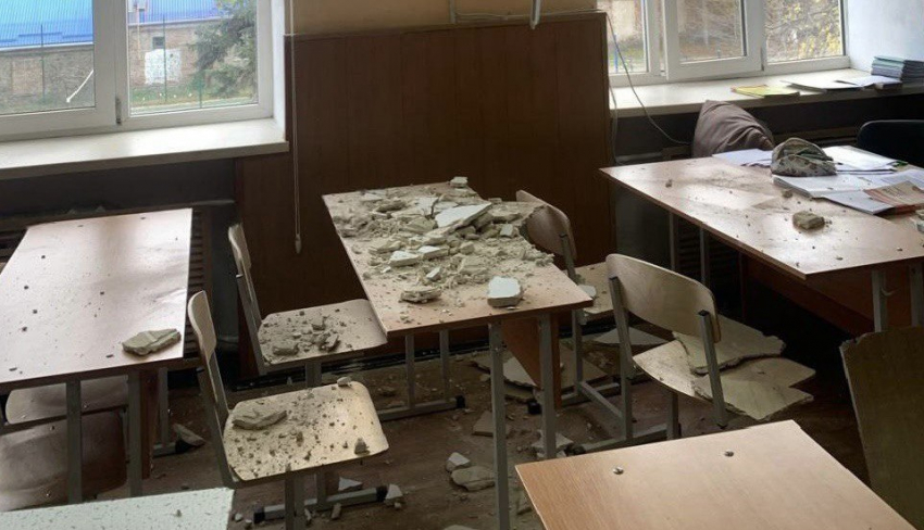 Произошло обрушение потолка в гимназии № 10 в Шахтах