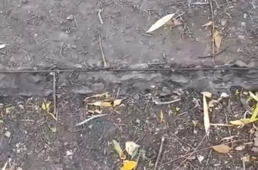 У входа в школу №22 в Шахтах образовалась полоса препятствий в виде опасных железок
