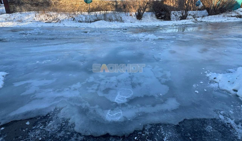 Дети падают, машины застревают — так комментируют жители движение на Советской улице в Шахтах