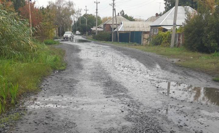 Прорыв трубы затопил дорогу между Власовкой и ХБК в Шахтах