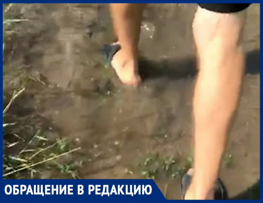 Шлепаем прямо по лужам: жители Суворовской в посёлке Аютинский не могут добиться ремонта водопровода