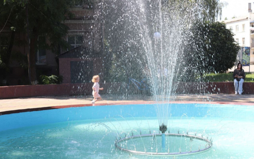 В Шахтах заработал фонтан возле Александровского парка 