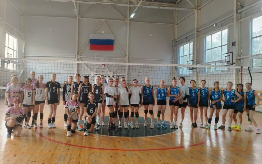 В Шахтах состоялось волейбольное соревнование среди девичьих команд 