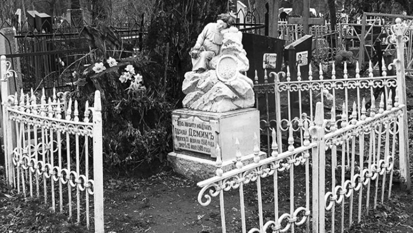 Студентка в соседнем с Шахтами Новочеркасске покончила с собой на кладбище