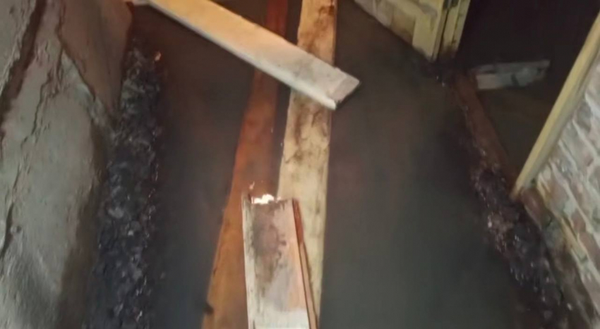 Подвал жилого дома затоплен на 30 см канализационными стоками в Шахтах