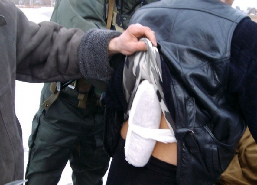 В Шахтах поймали наркокурьера с пакетом «солей»