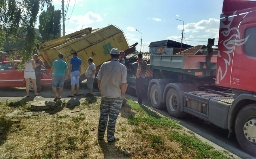 В Шахтах платформа крана упала на  «Опель»