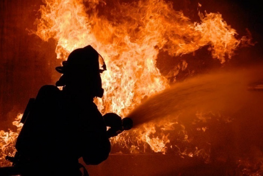 В Шахтах сгорел частный дом на улице Динамовской