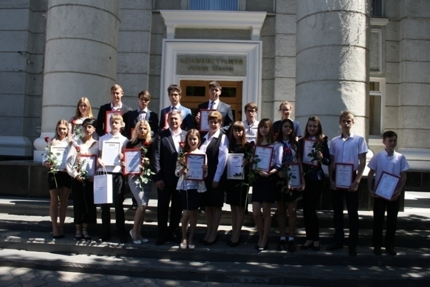 В Шахтах поздравили школьников, ставших победителями и призерами областных и всероссийских конкурсов