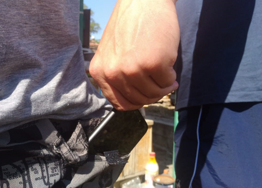 Подбежал, толкнул и вырвал телефон: в Шахтах задержан грабитель