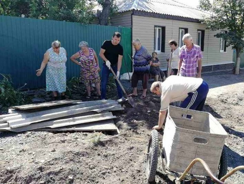 На субботнике шахтинцы собрали мусор, траву и выровняли грунтовые дороги