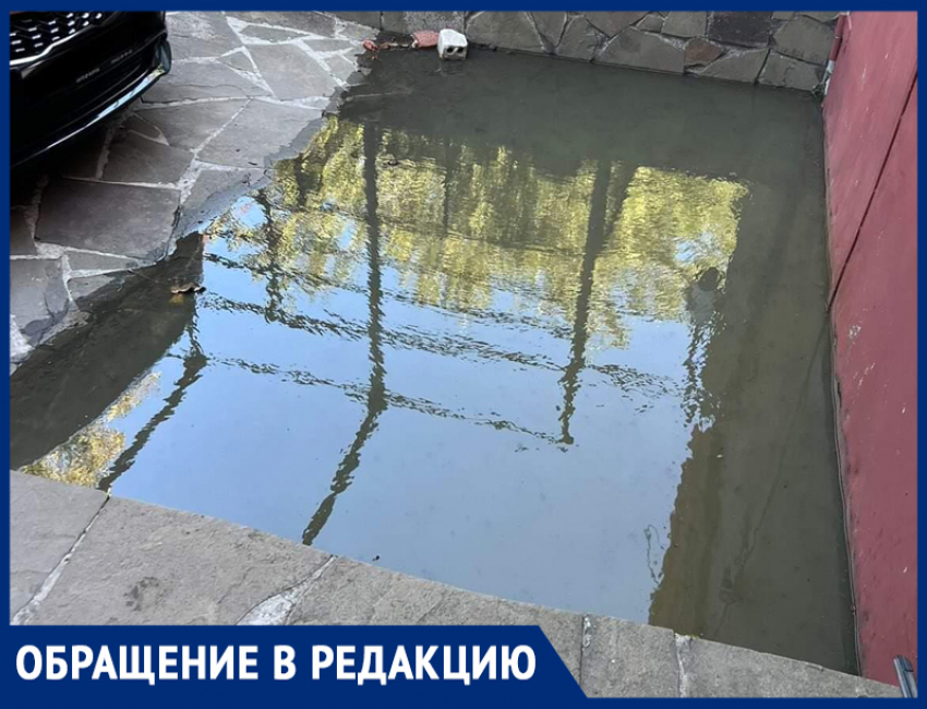 Зловонные реки канализации заливают двор на Красной Армии: шахтинка Мария Кривоусова о том, как водоканал кормит обещаниями