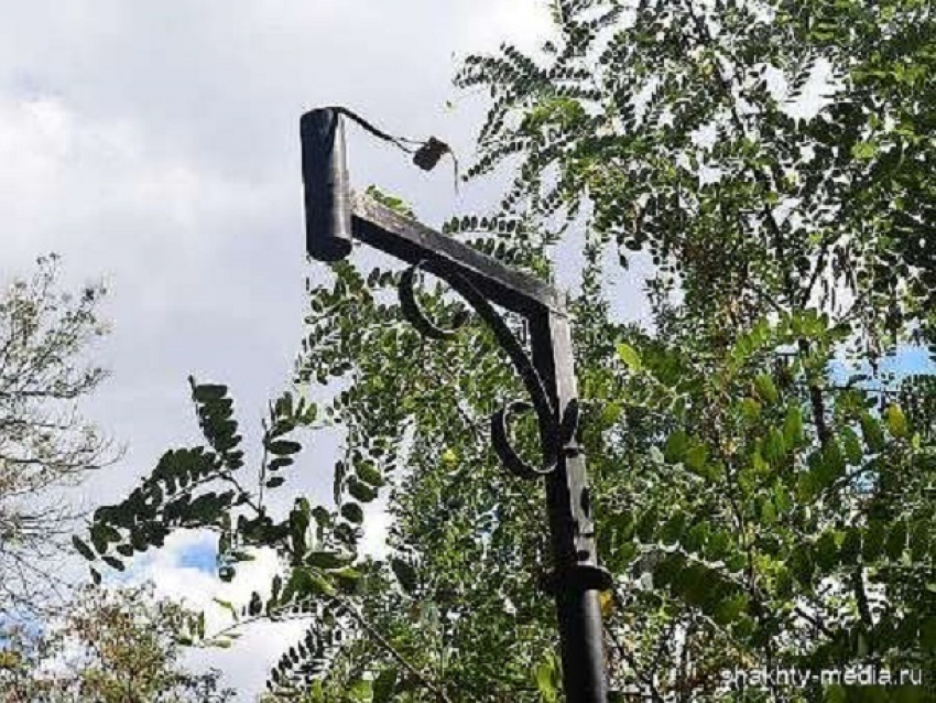 Вандалы разбили фонарь и снесли указатель в парке в Шахтах