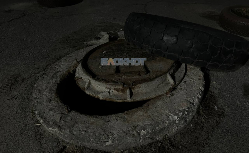 Открытый люк, находящийся рядом с детской площадкой на Текстильной в Шахтах, угрожает безопасности