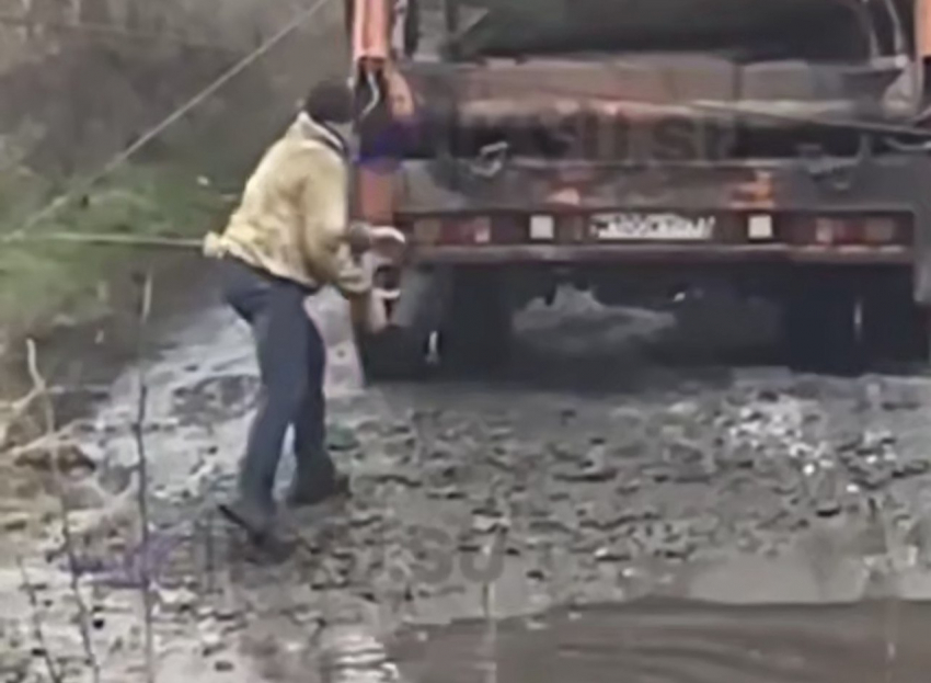 Водители моют машины из аварийной утечки водопровода в Шахтах