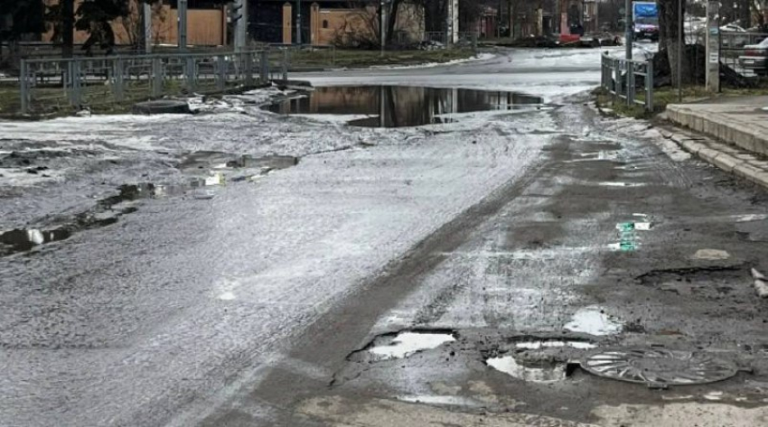 Канализационные стоки затапливают пересечение нескольких улиц в Шахтах