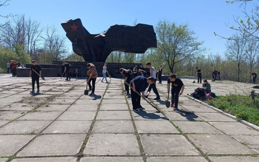 Субботник прошел в поселке Аютинский 