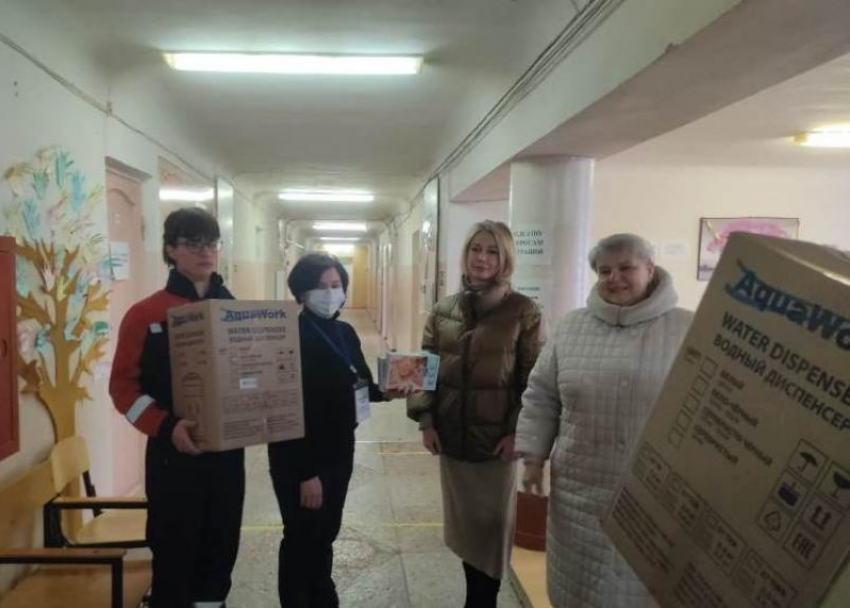 Кулеры и термометры подарили эвакуированным из ЛНР и ДНР представители шахтинской Общественной палаты 