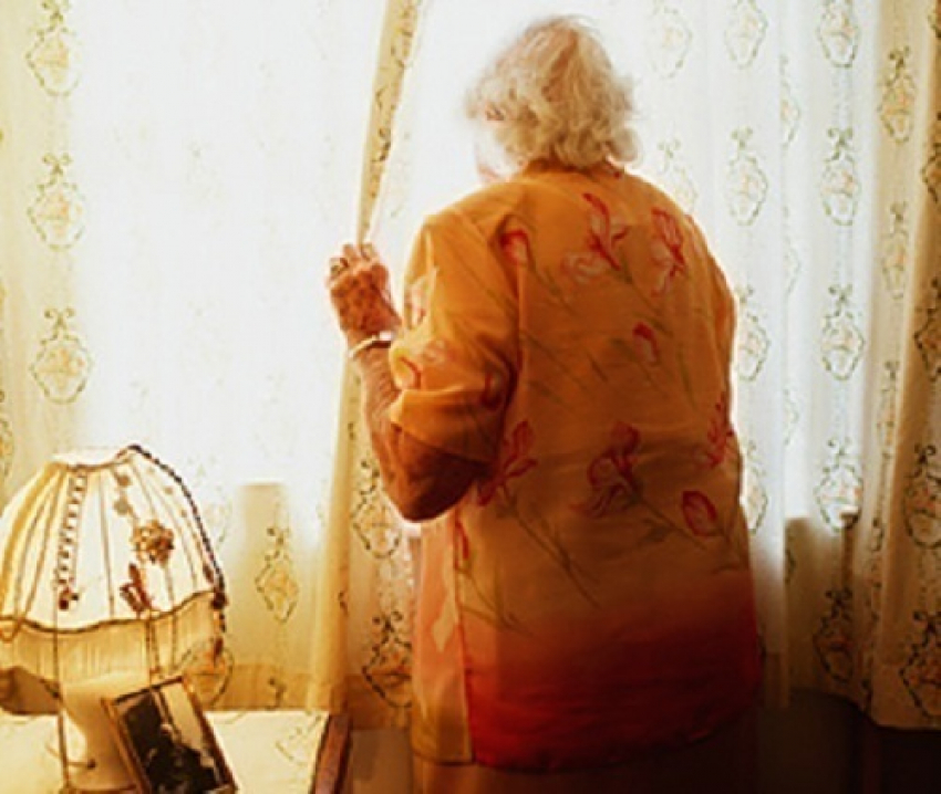 В Шахтах упала с третьего этажа и разбилась насмерть 76-летняя пенсионерка