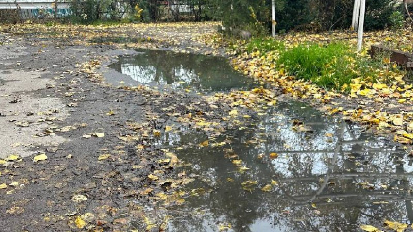 Канализационные стоки затопили улицу Садовую в Шахтах