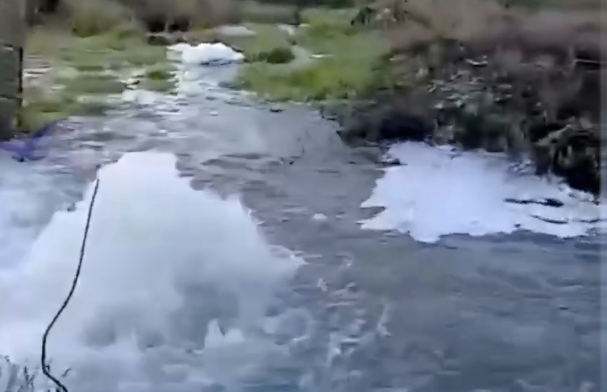 Мощный порыв воды в посёлке Красный: шахтинцы остались без водоснабжения