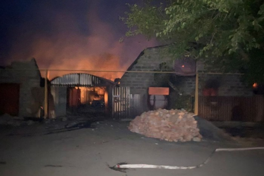 Крупный пожар произошел в посёлке Новосветловском под Шахтами