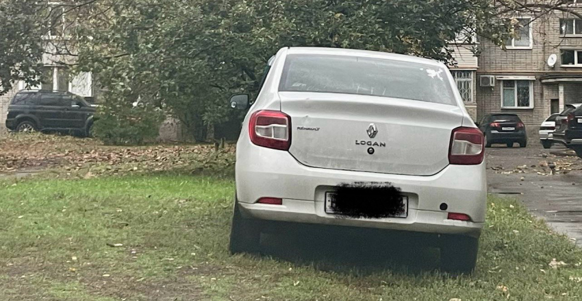 Жители обеспокоены проблемой парковки во дворе дома №131 на улице Ленина в Шахтах