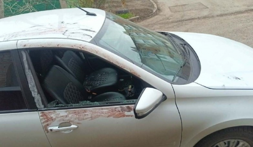 Неизвестные разбили окно автомобиля на Артеме в Шахтах