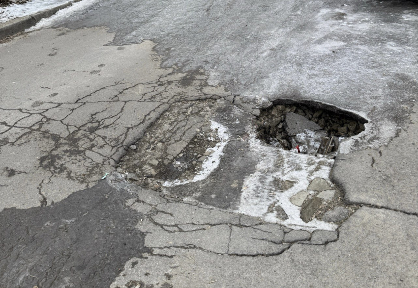 Аварийный люк в центре Шахт создает опасные условия на дороге