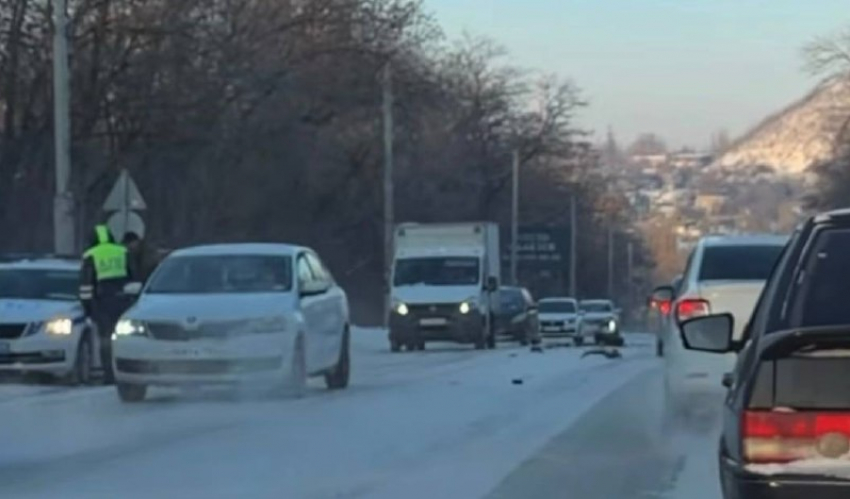 Столкнулись три машины сегодня утром в Енисейском переулке в Шахтах