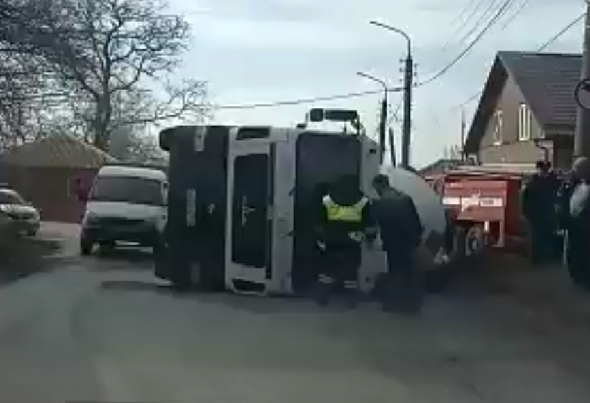 В Шахтах в районе ж/д вокзала перевернулась бетономешалка