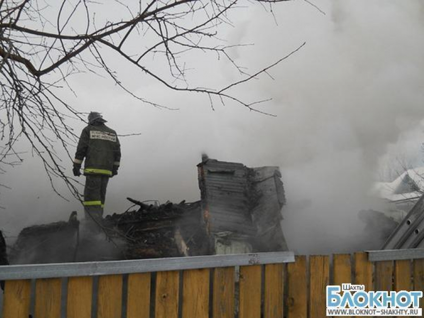 В Шахтах сгорели два дома: пожарных подвел замерзший гидрант