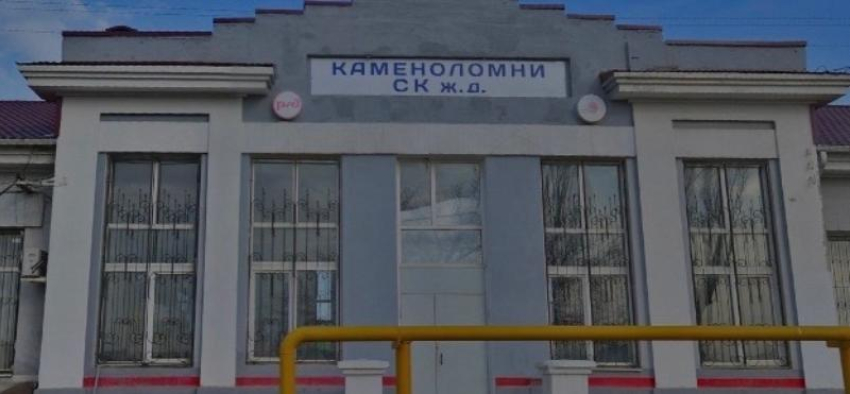  Десять подростков незаконно проникли в здание железнодорожной станции Каменоломни, взломав дверь