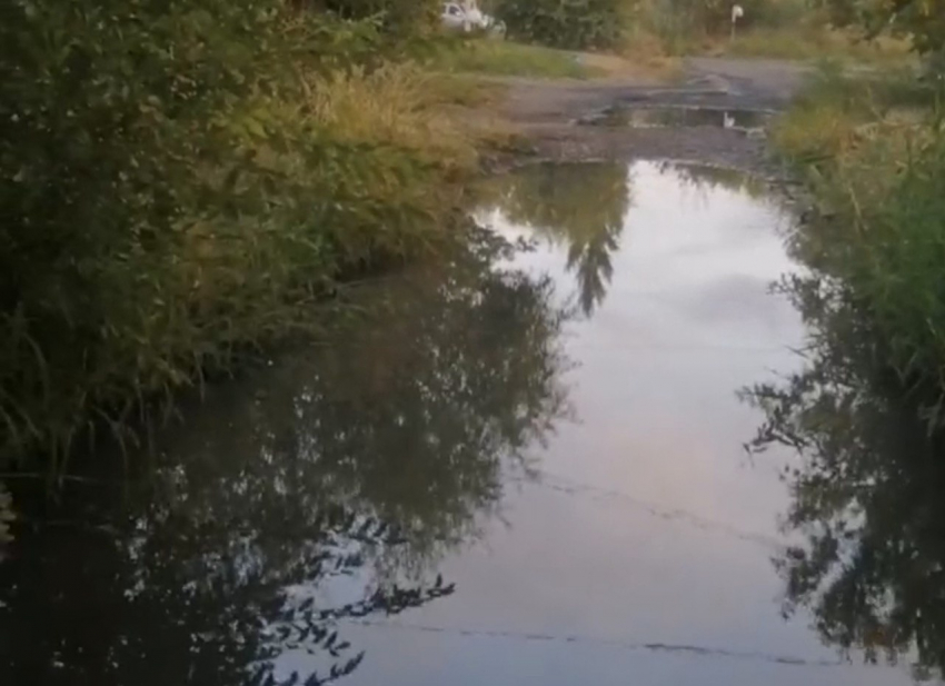 Многолетняя утечка воды на Пролетарской в Шахтах угрожает жизни и безопасности горожан