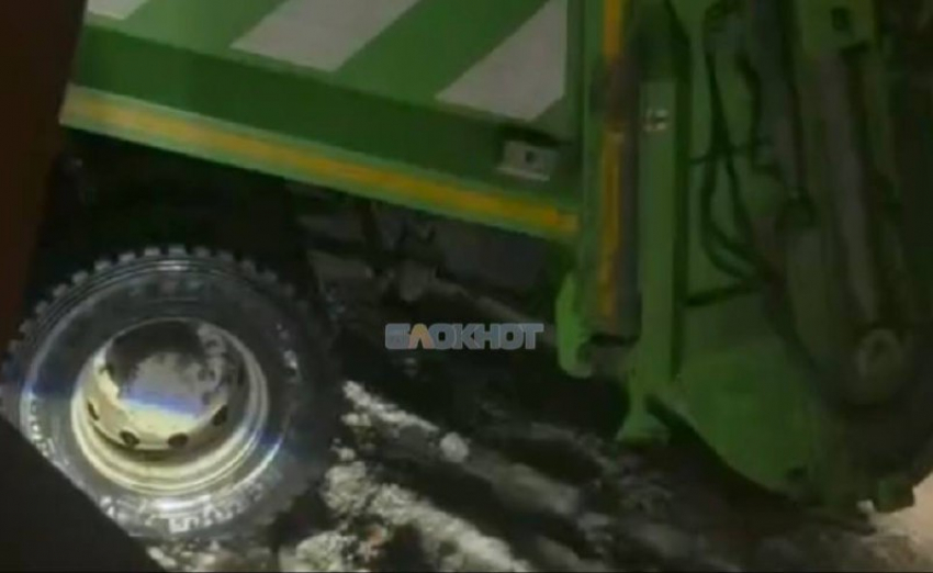 Мусоровоз застрял из-за наледи на дороге по улице Свободы в Шахтах