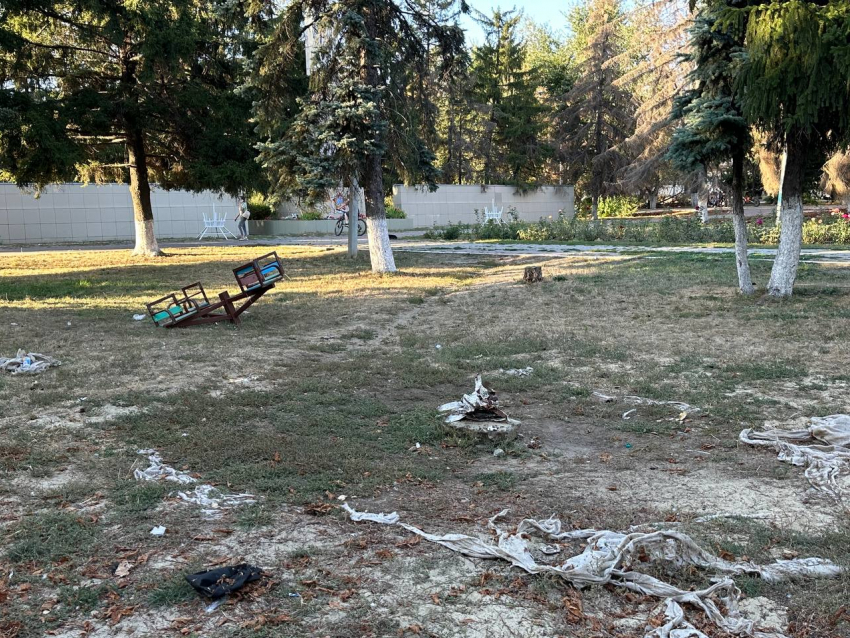 Детская площадка требует ремонта на поселке Артем