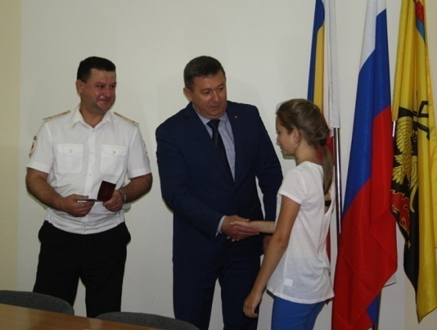 Шахтинские школьники получили паспорта в День России