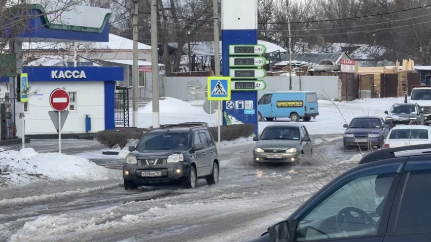 Ручей на дороге образовался в районе ЖД вокзала в Шахтах