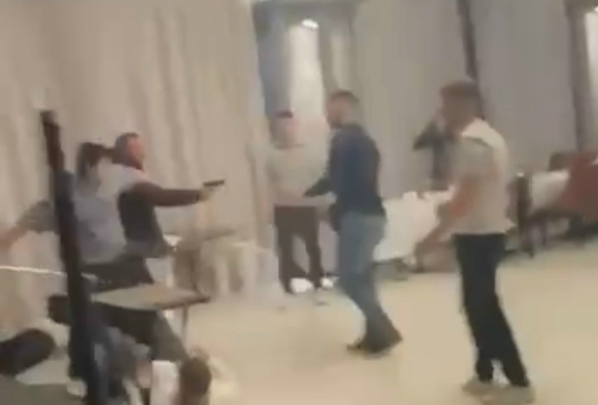 В сети распространяется видео с массовой дракой в ресторане в Шахтах