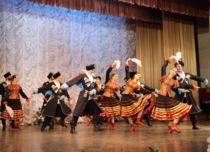 Фестиваль «Мир Кавказа» принимал на сцене в Шахтах государственные ансамбли песни и пляски