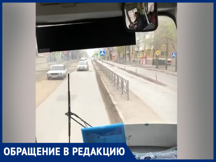 Гонки по встречке: водитель автобуса ехал по встречной полосе, а пассажиры только успевали снимать все на видео