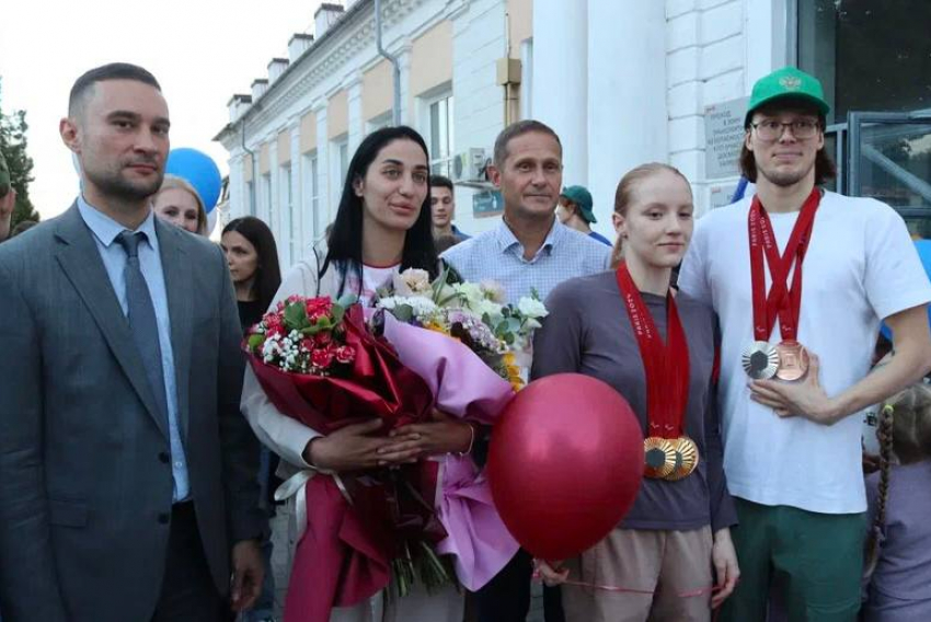 С караваем и песнями встретили чемпионов Паралимпиады в Шахтах