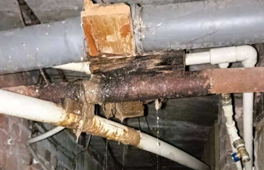 Критический засор коллектора канализации в доме по проспекту Победа революции в Шахтах