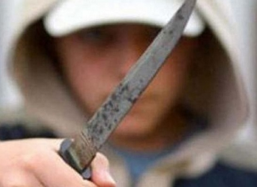 Двое 17-летних шахтинцев с помощью ножа отобрали у подростков телефон и часы